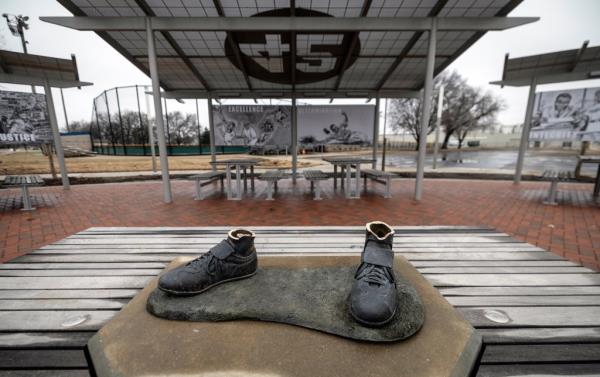 A bro<em></em>nze statue of legendary ba<em></em>seball pio<em></em>neer Jackie Robinson was stolen from a park in Wichita, Kan. last month. 